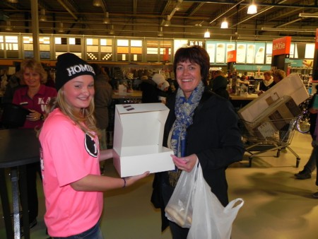 en de taart gebakken door Marja wint haar vriendin, da's grappig