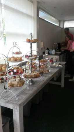 een tafel vol lekkernijen