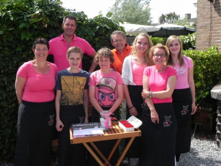 Het High Tea Team compleet, netjes in roze