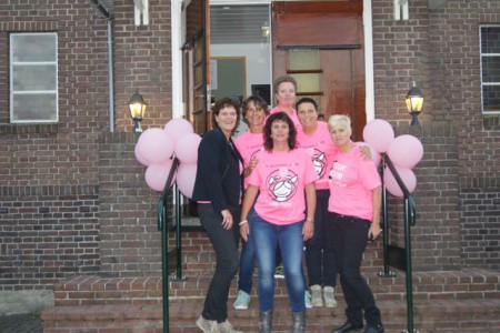 De niet-zingende Sisters in afwachting op de gasten